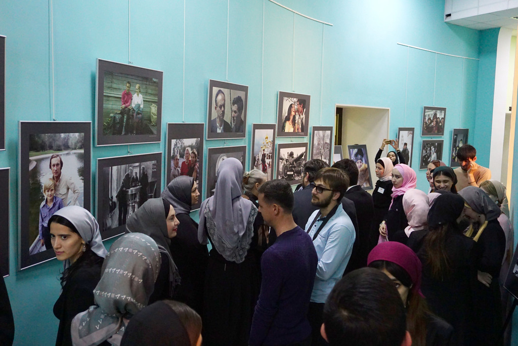 В Грозном открылась фотовыставка Игоря Гневашева, организованная НФПП
