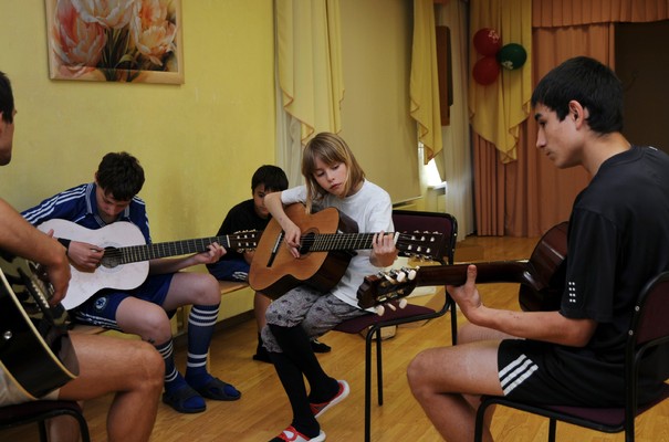 Национальный фонд правообладателей организовал уроки игры на гитаре в детском доме № 71