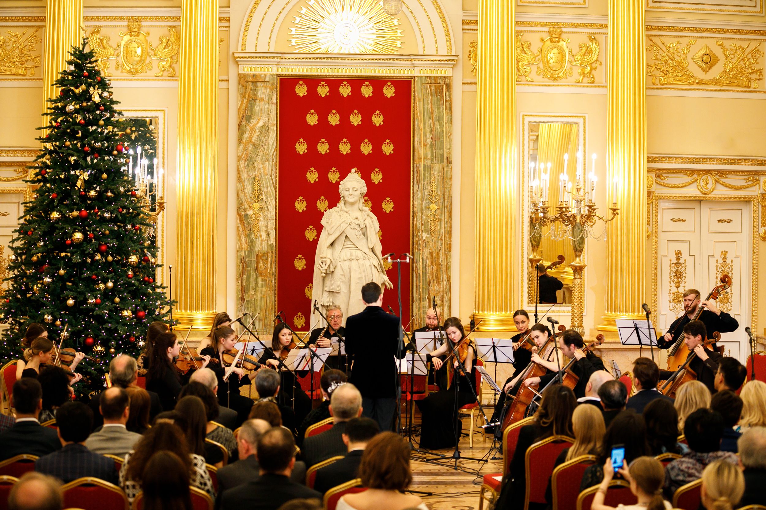 Концерт музыки Чайковского и бал дали старт третьему сезону проекта «Посольские вечера в Царицыне»
