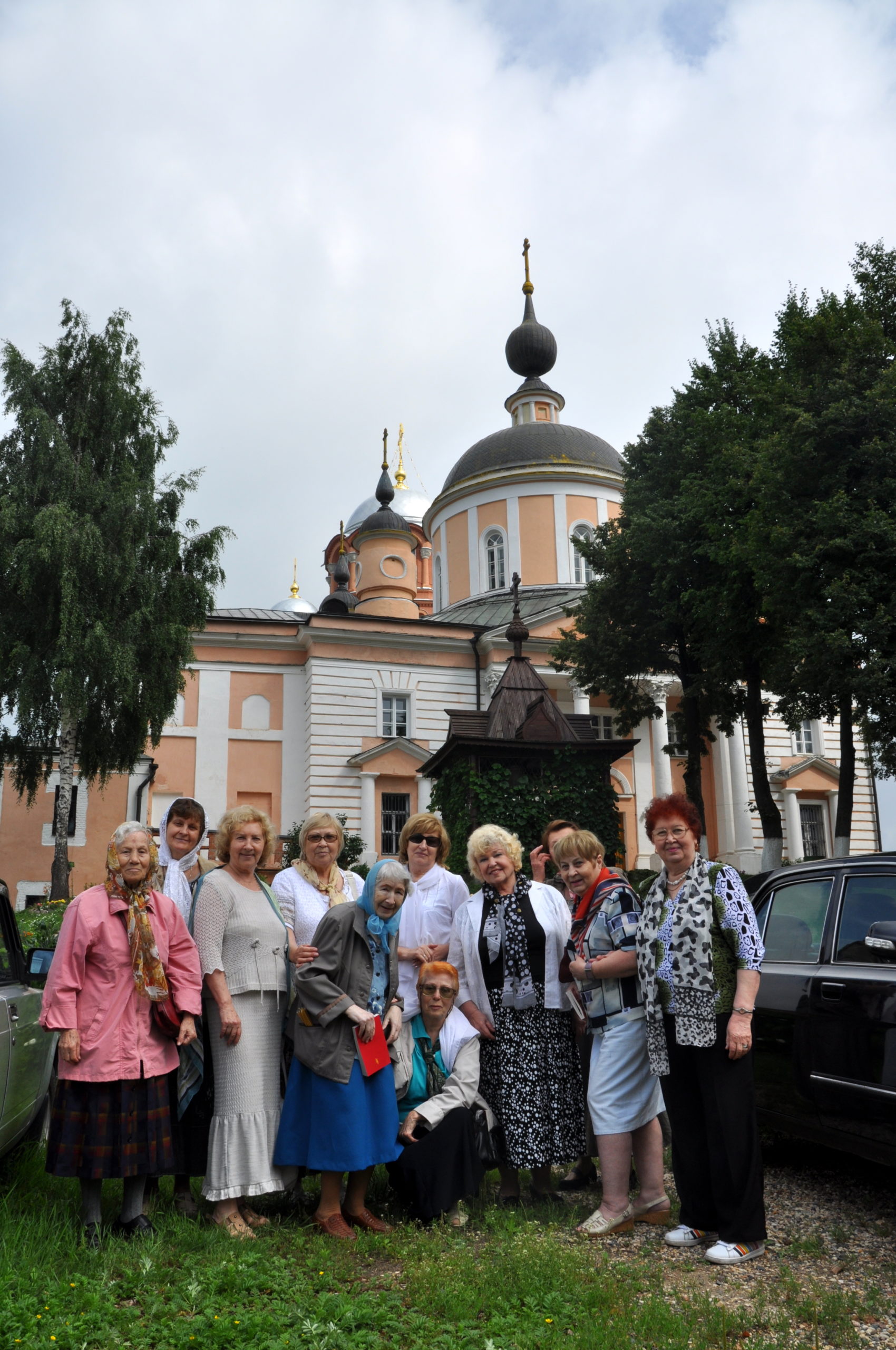 НФПП организовал поездку в Свято-Троицкую Сергиеву Лавру для ветеранов сцены