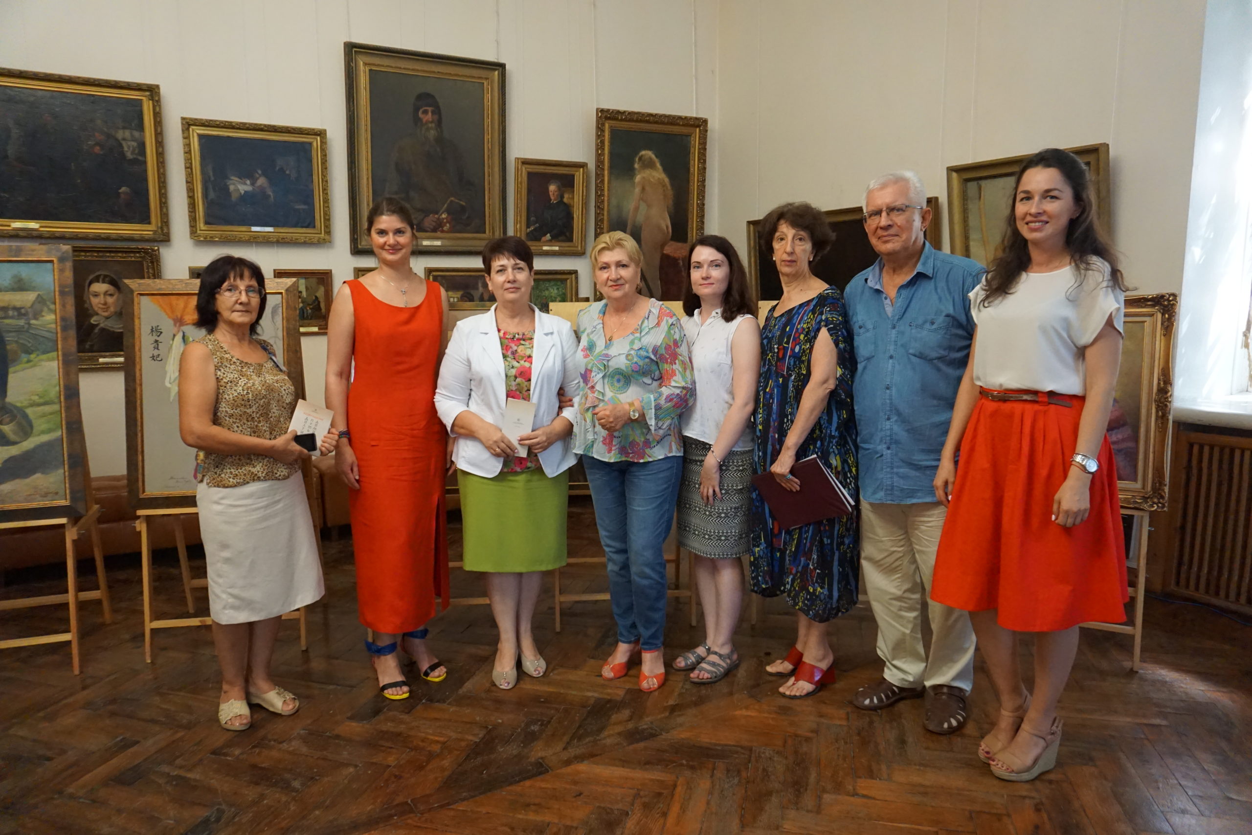 В Симферополе прошла пресс-конференция, посвященная выставке Александры Азовцевой