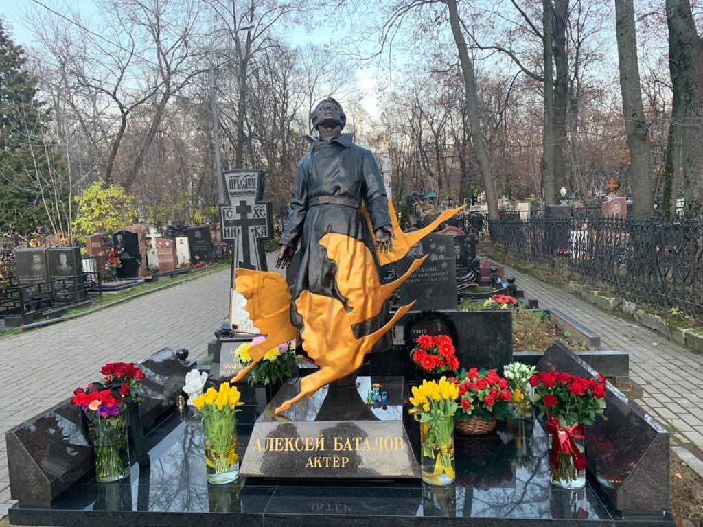 На Преображенском кладбище открыли памятник Алексею Баталову
